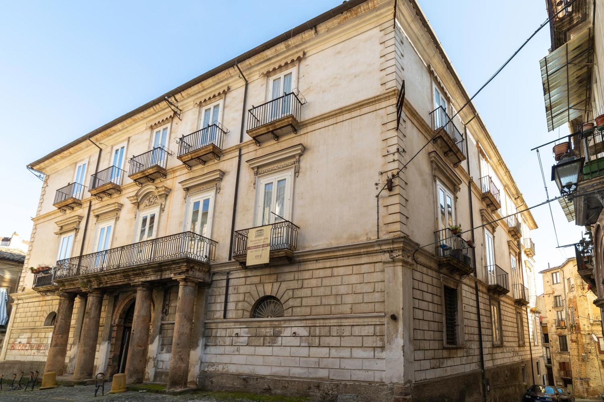 Dimora Storica Giostra Vecchia - Palazzo Grisolia 1809 Cosenza Ngoại thất bức ảnh
