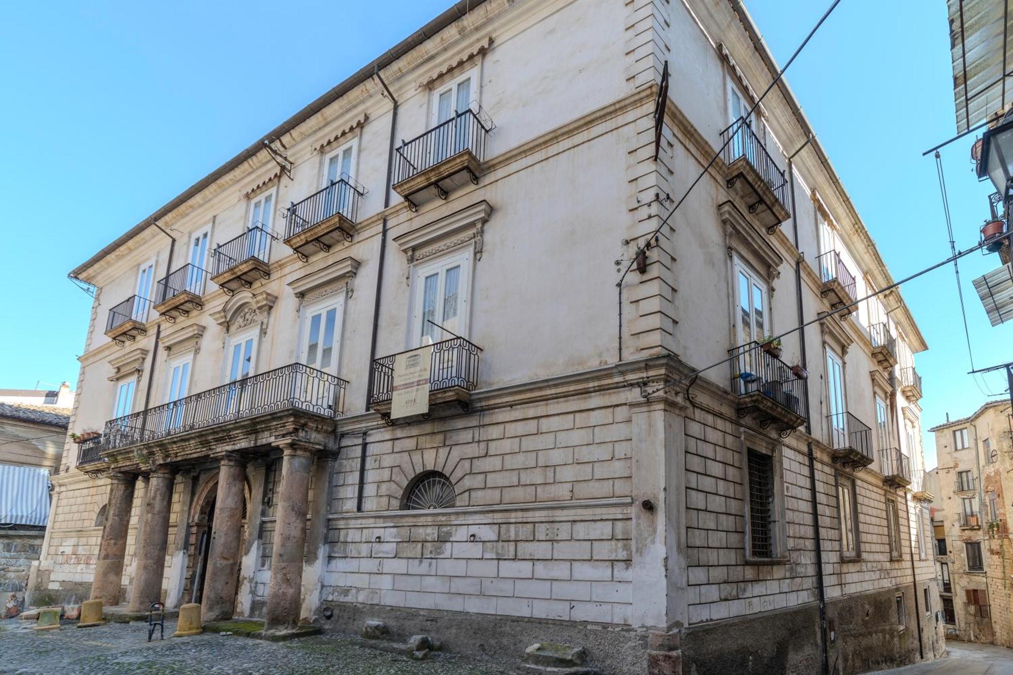 Dimora Storica Giostra Vecchia - Palazzo Grisolia 1809 Cosenza Ngoại thất bức ảnh