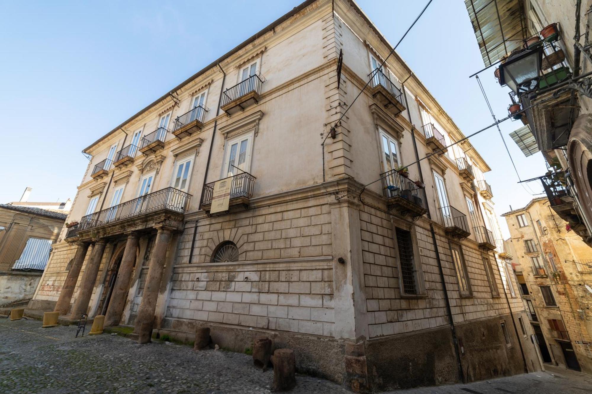Dimora Storica Giostra Vecchia - Palazzo Grisolia 1809 Cosenza Ngoại thất bức ảnh